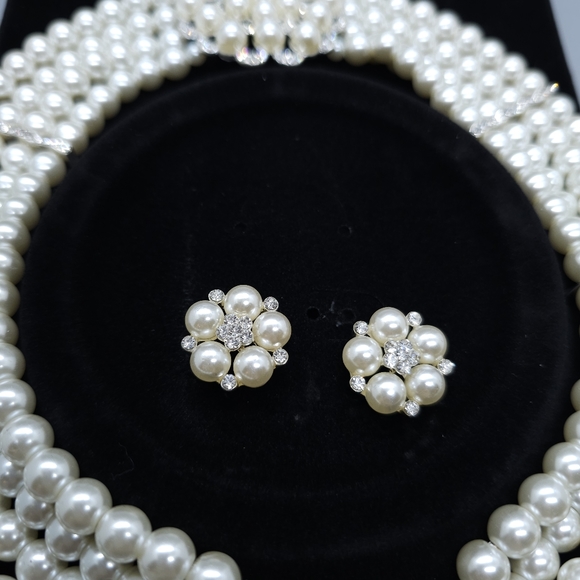 Pearl & Rhinestone Necklace - Picture 4 of 8
